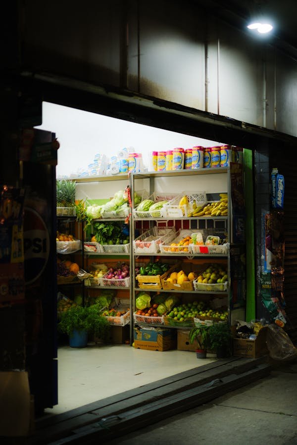 Présentoirs fruits et légumes en bois : élégance et innovation